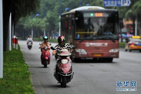 福州高档小区夜幕下的车牌识别焦虑时刻